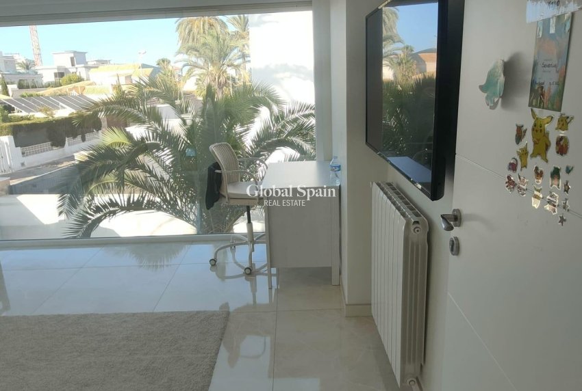 Resale - VILLA -
ORIHUELA COSTA - La Zenia