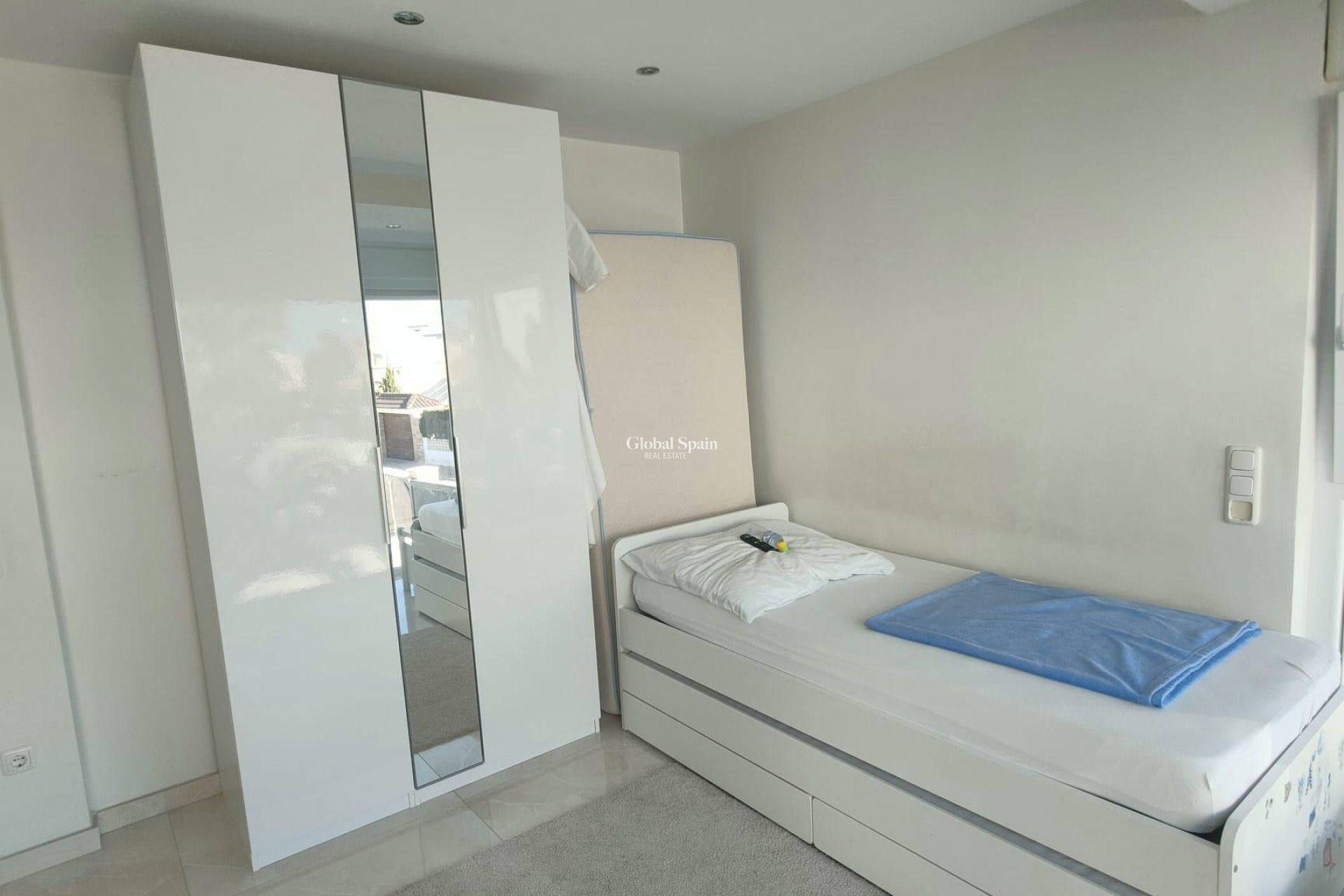 Resale - VILLA -
ORIHUELA COSTA - La Zenia