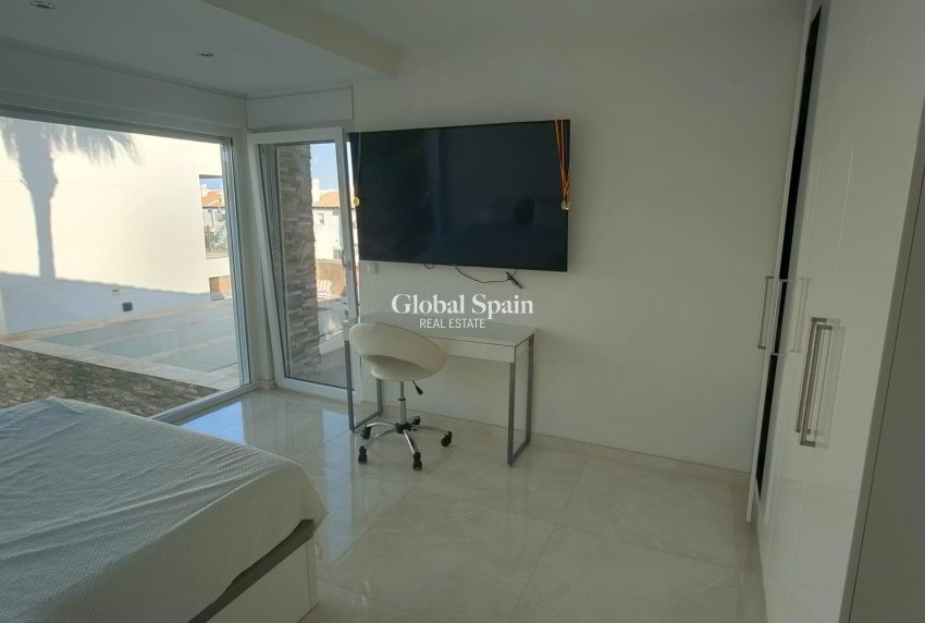 Resale - VILLA -
ORIHUELA COSTA - La Zenia