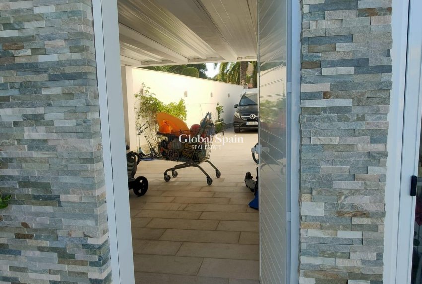 Resale - VILLA -
ORIHUELA COSTA - La Zenia