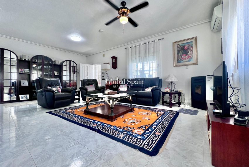 Resale - VILLA -
ORIHUELA COSTA - La Zenia