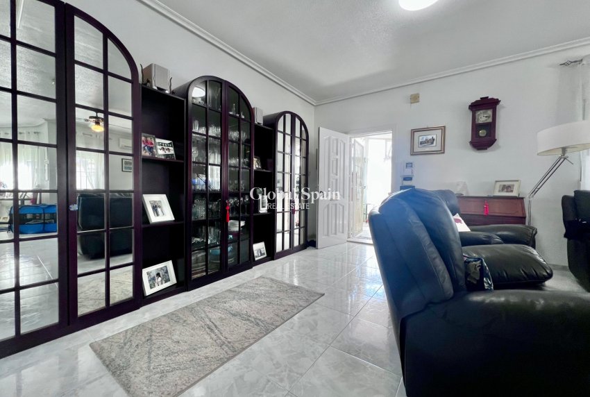 Resale - VILLA -
ORIHUELA COSTA - La Zenia