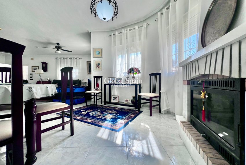 Resale - VILLA -
ORIHUELA COSTA - La Zenia