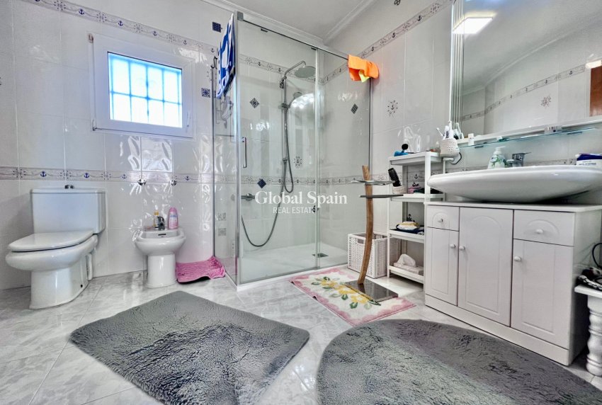 Resale - VILLA -
ORIHUELA COSTA - La Zenia