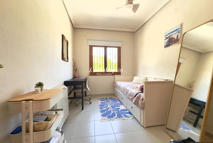 Resale - VILLA -
ORIHUELA COSTA - La Zenia