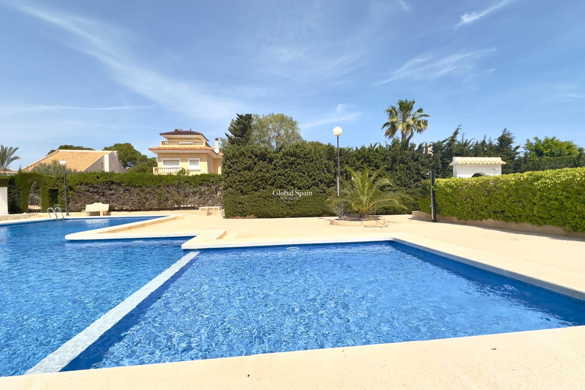 Resale - VILLA -
ORIHUELA COSTA - La Zenia