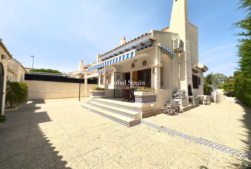 Resale - VILLA -
ORIHUELA COSTA - La Zenia