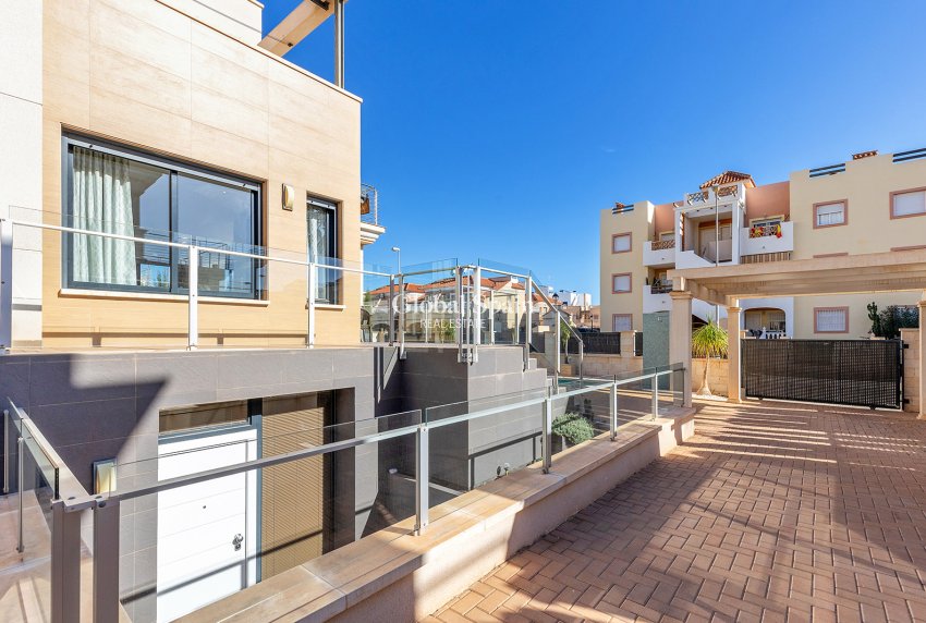 Resale - Villa -
ORIHUELA COSTA - La Zenia