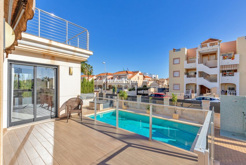 Resale - Villa -
ORIHUELA COSTA - La Zenia