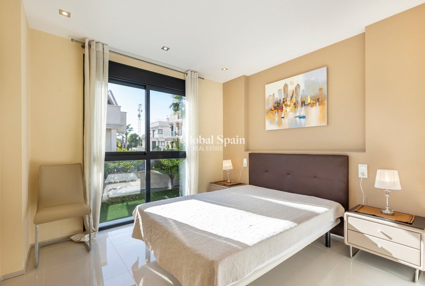 Resale - Villa -
ORIHUELA COSTA - La Zenia