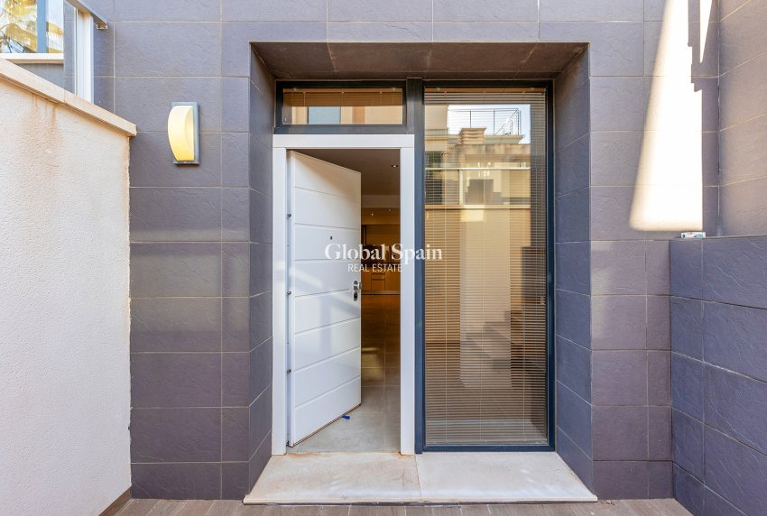 Resale - Villa -
ORIHUELA COSTA - La Zenia