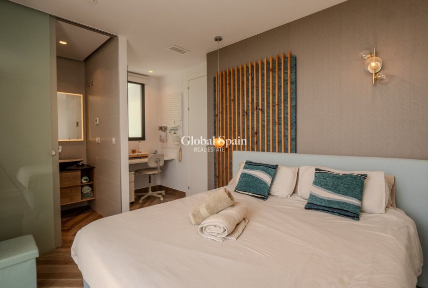 Resale - Villa -
ORIHUELA COSTA - Las Colinas Golf