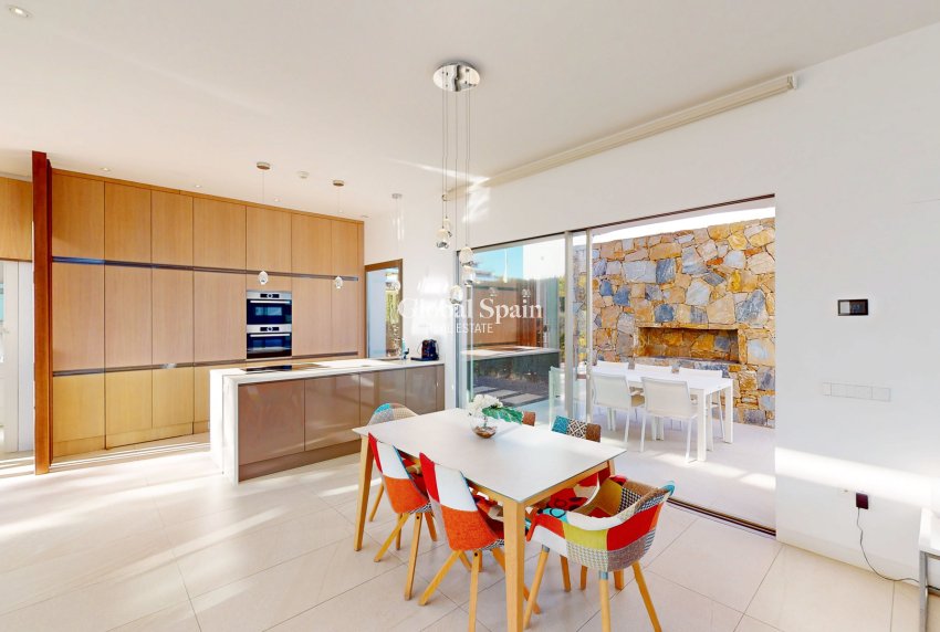 Resale - Villa -
ORIHUELA COSTA - Las Colinas Golf