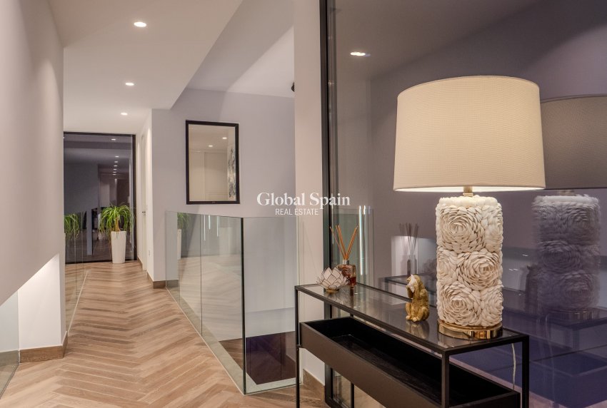 Resale - Villa -
ORIHUELA COSTA - Las Colinas Golf