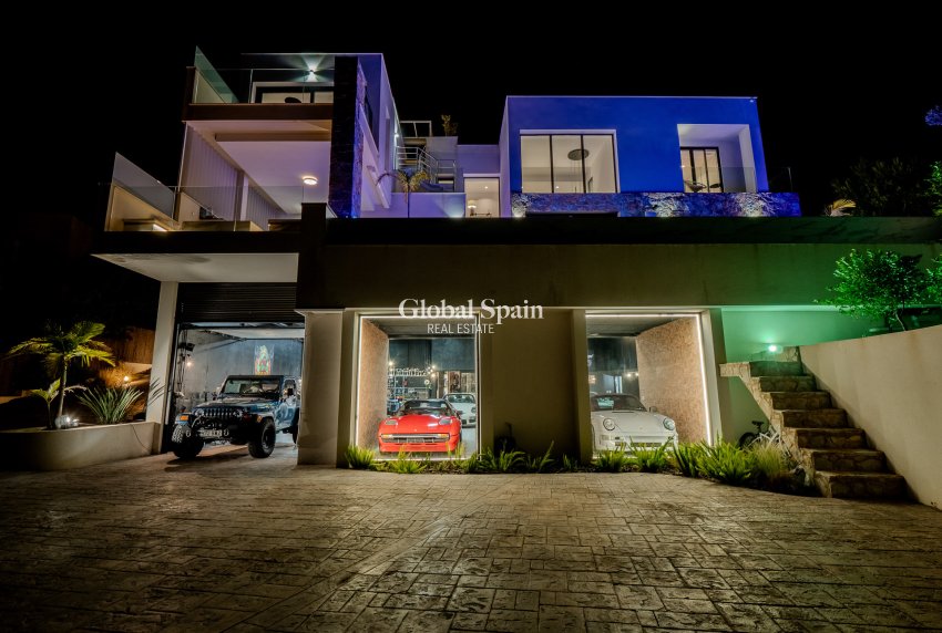 Resale - Villa -
ORIHUELA COSTA - Las Colinas Golf