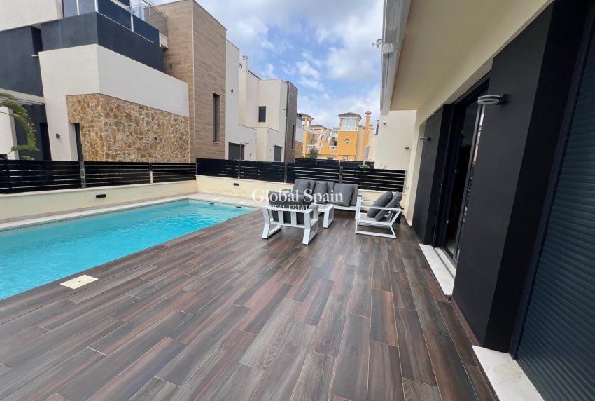 Resale - VILLA -
ORIHUELA COSTA - Lomas de Cabo Roig