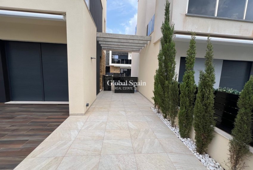 Resale - VILLA -
ORIHUELA COSTA - Lomas de Cabo Roig