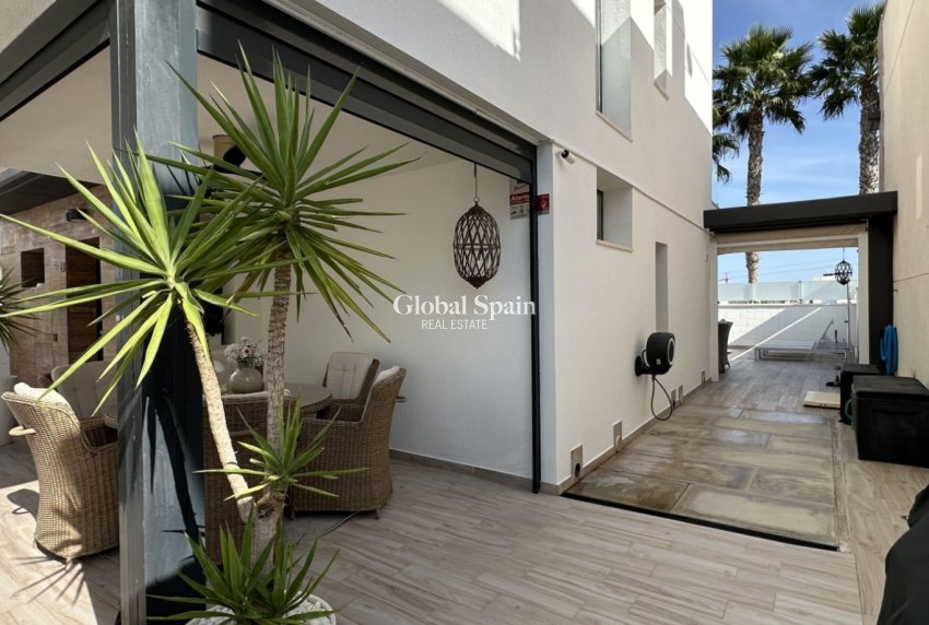 Resale - VILLA -
ORIHUELA COSTA - Lomas de Cabo Roig