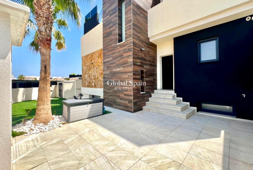 Resale - VILLA -
ORIHUELA COSTA - Lomas de Cabo Roig