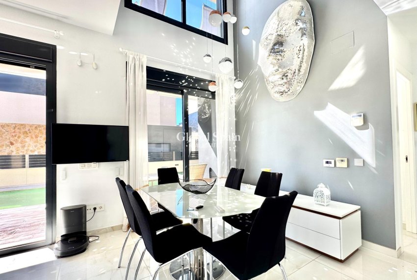 Resale - VILLA -
ORIHUELA COSTA - Lomas de Cabo Roig