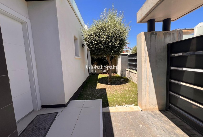 Resale - VILLA -
ORIHUELA COSTA - Lomas de Cabo Roig