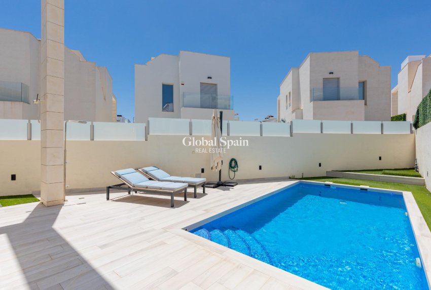Resale - VILLA -
ORIHUELA COSTA - Lomas de Cabo Roig