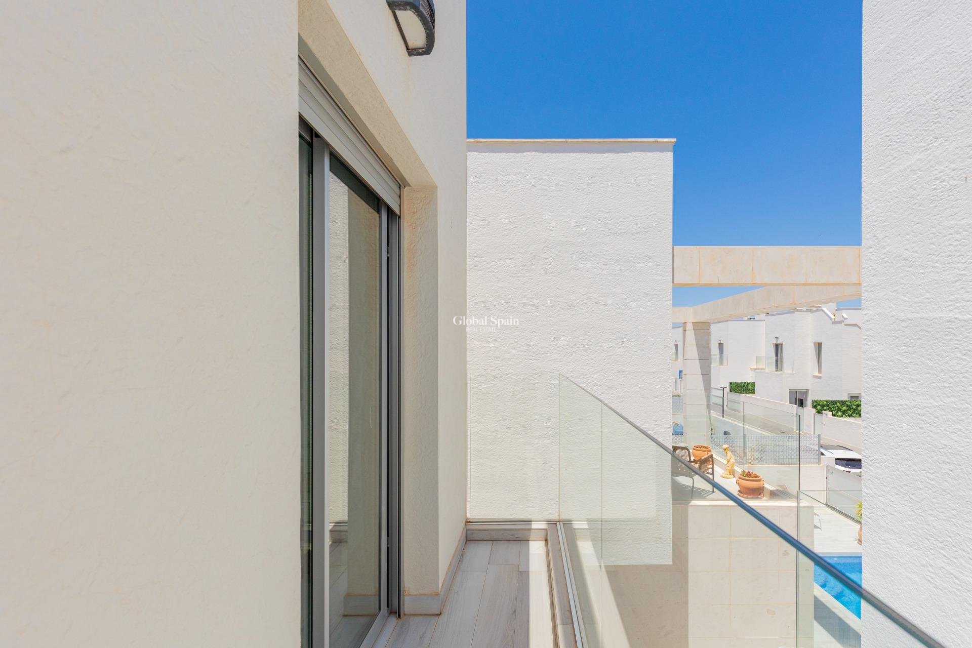 Resale - VILLA -
ORIHUELA COSTA - Lomas de Cabo Roig