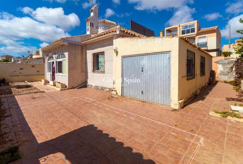 Resale - VILLA -
ORIHUELA COSTA - Los Almendros-La Florida