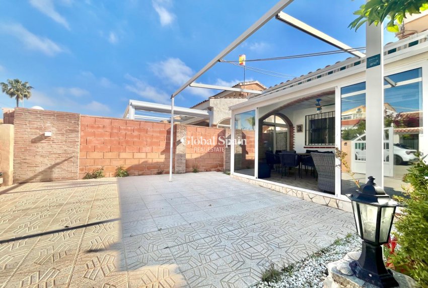 Resale - VILLA -
ORIHUELA COSTA - Los Almendros-la Florida