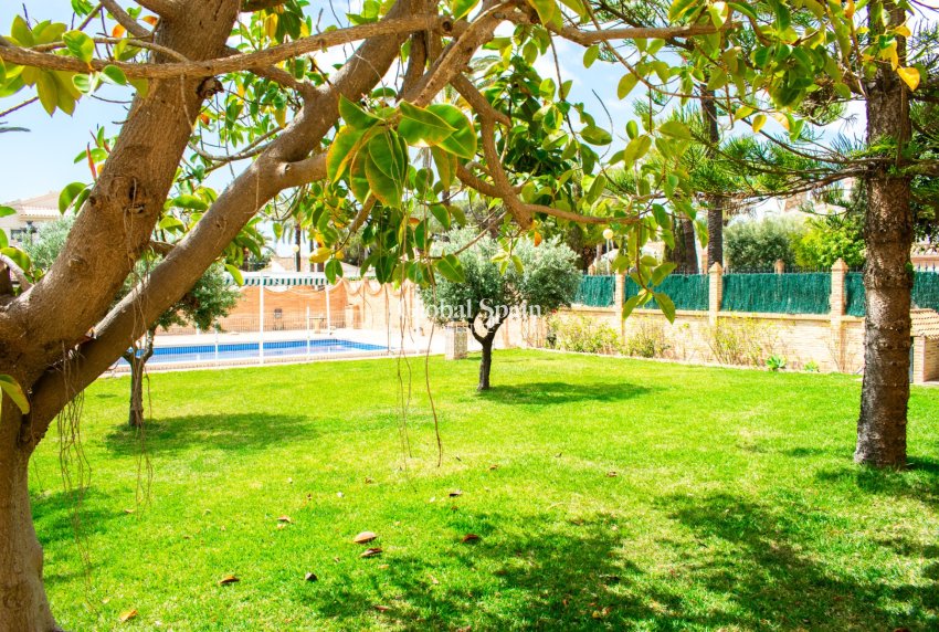 Resale - VILLA -
ORIHUELA COSTA - MUY CERCA DE LA PLAYA