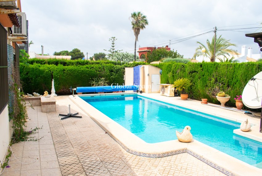 Resale - VILLA -
ORIHUELA COSTA - MUY CERCA DE LA PLAYA