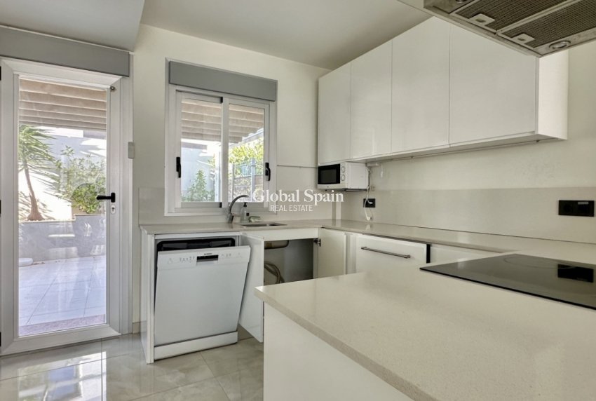 Resale - Villa -
ORIHUELA COSTA - Orihuela Costa