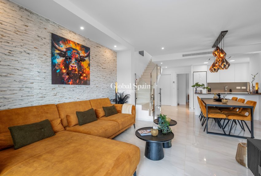 Resale - VILLA -
ORIHUELA COSTA - Orihuela
