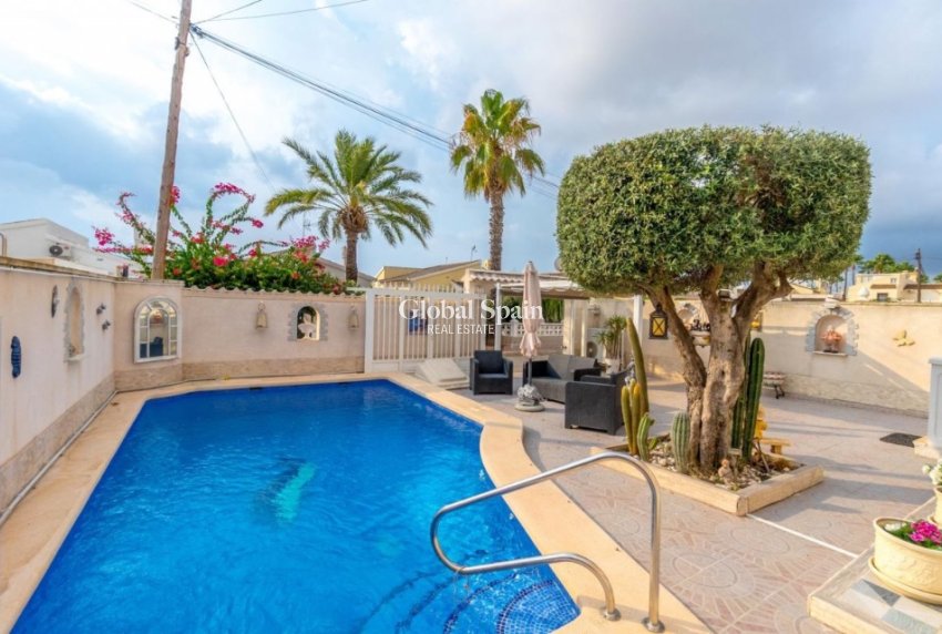 Resale - Villa -
ORIHUELA COSTA - Playa Flamenca