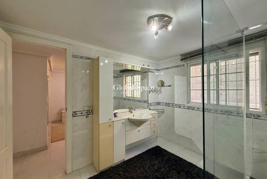 Resale - VILLA -
ORIHUELA COSTA - Playa Flamenca