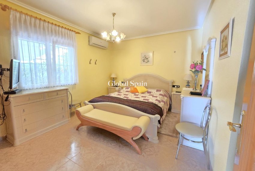 Resale - VILLA -
ORIHUELA COSTA - Playa Flamenca