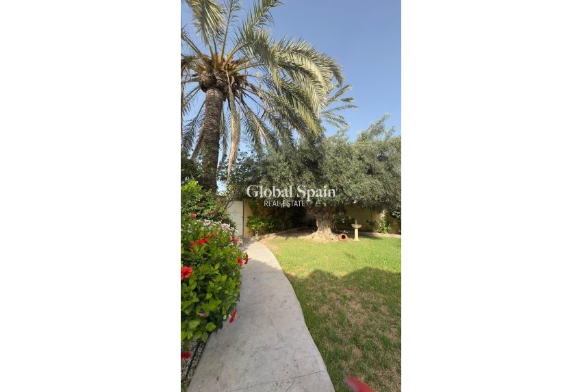 Resale - VILLA -
ORIHUELA COSTA - Punta Prima