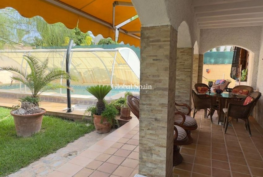 Resale - VILLA -
ORIHUELA COSTA - Punta Prima