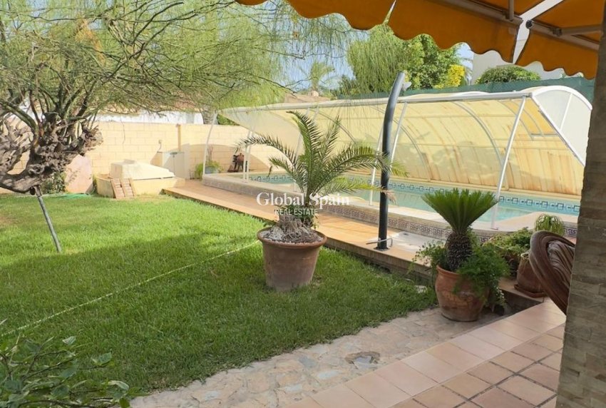 Resale - VILLA -
ORIHUELA COSTA - Punta Prima