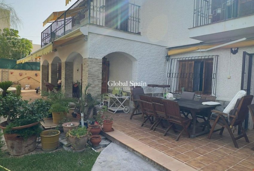 Resale - VILLA -
ORIHUELA COSTA - Punta Prima