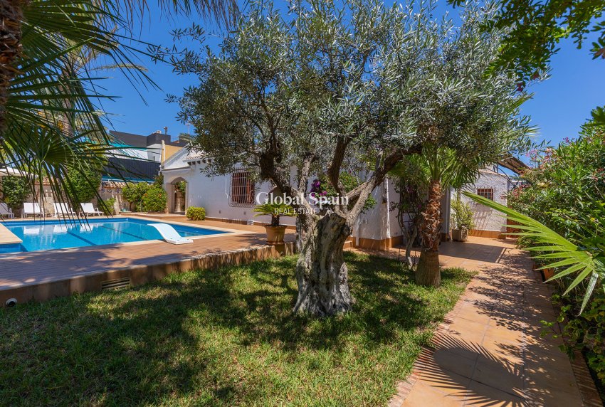 Resale - Villa -
ORIHUELA COSTA - Punta Prima