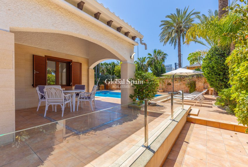 Resale - Villa -
ORIHUELA COSTA - Punta Prima