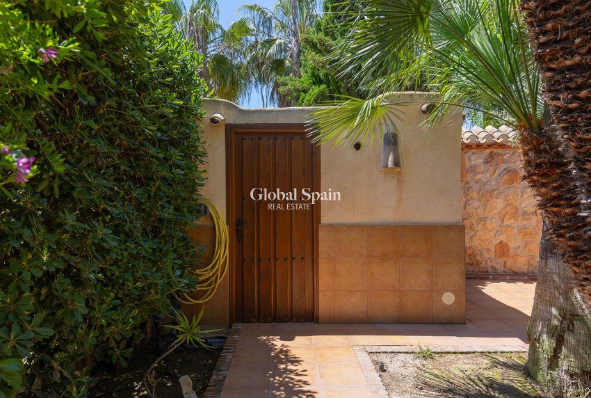 Resale - Villa -
ORIHUELA COSTA - Punta Prima