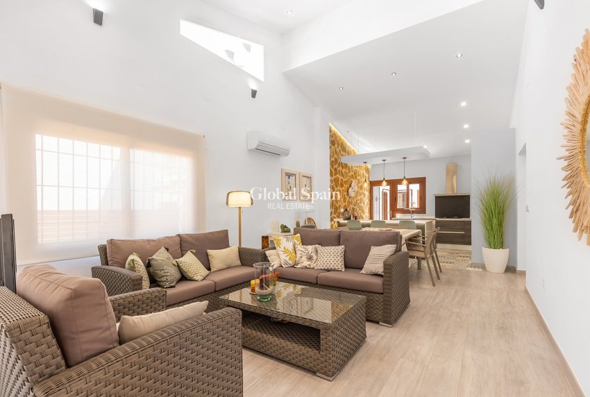 Resale - Villa -
ORIHUELA COSTA - Punta Prima