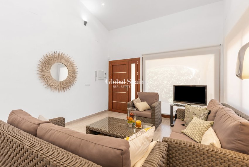 Resale - Villa -
ORIHUELA COSTA - Punta Prima