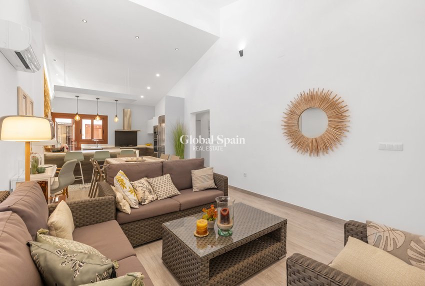 Resale - Villa -
ORIHUELA COSTA - Punta Prima