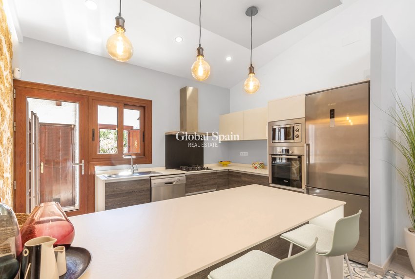 Resale - Villa -
ORIHUELA COSTA - Punta Prima