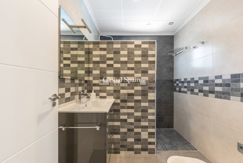 Resale - Villa -
ORIHUELA COSTA - Punta Prima