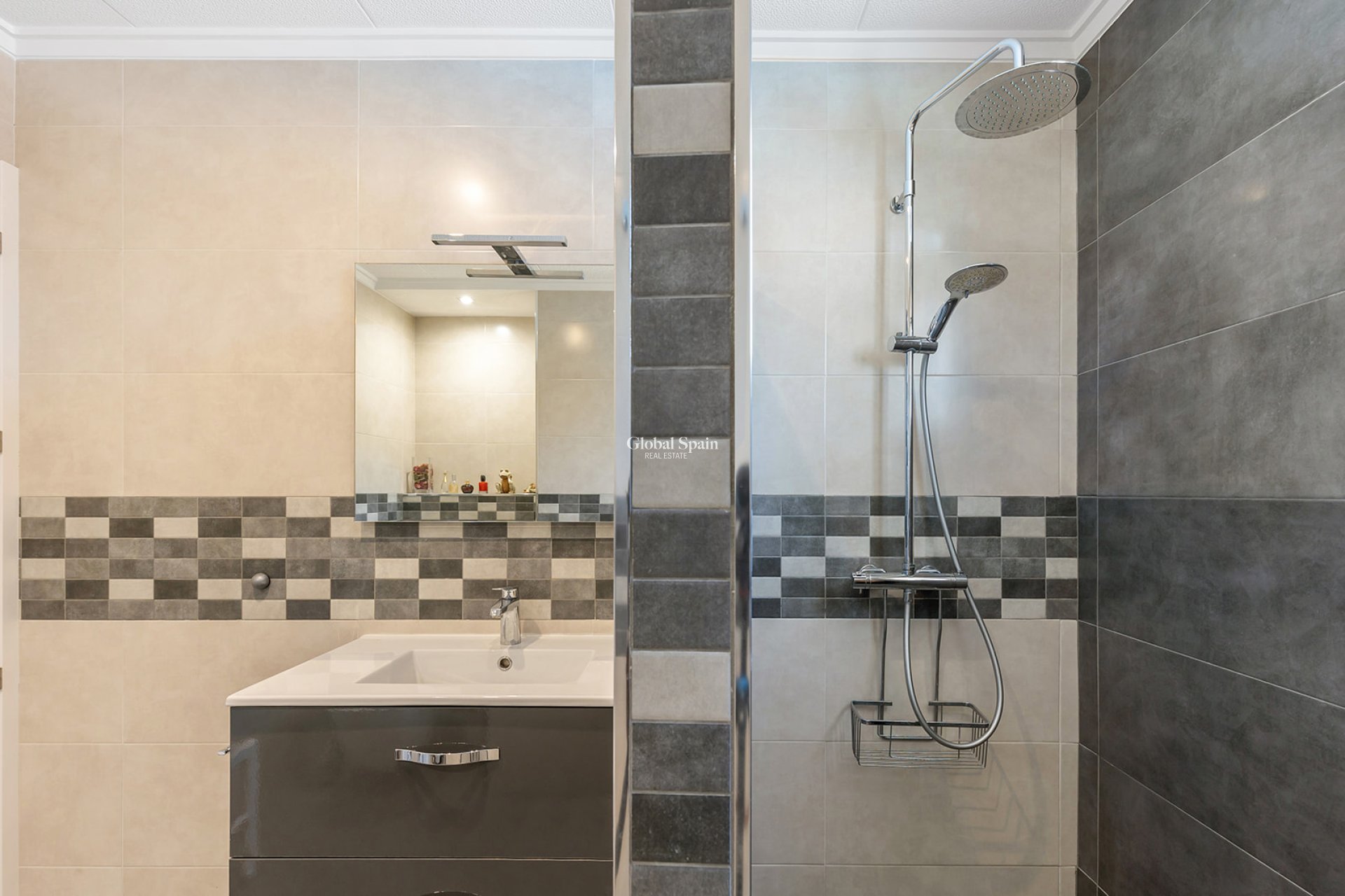 Resale - Villa -
ORIHUELA COSTA - Punta Prima