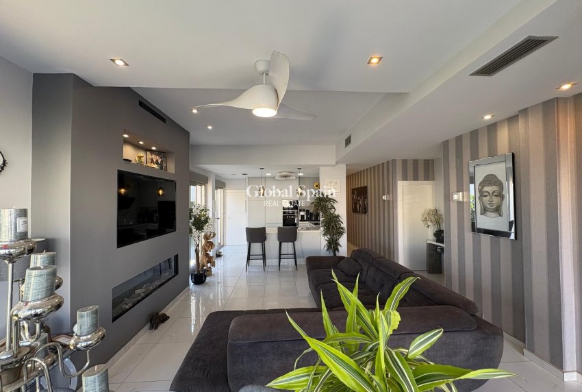 Resale - Villa -
ORIHUELA COSTA - VILLAMARTÍN